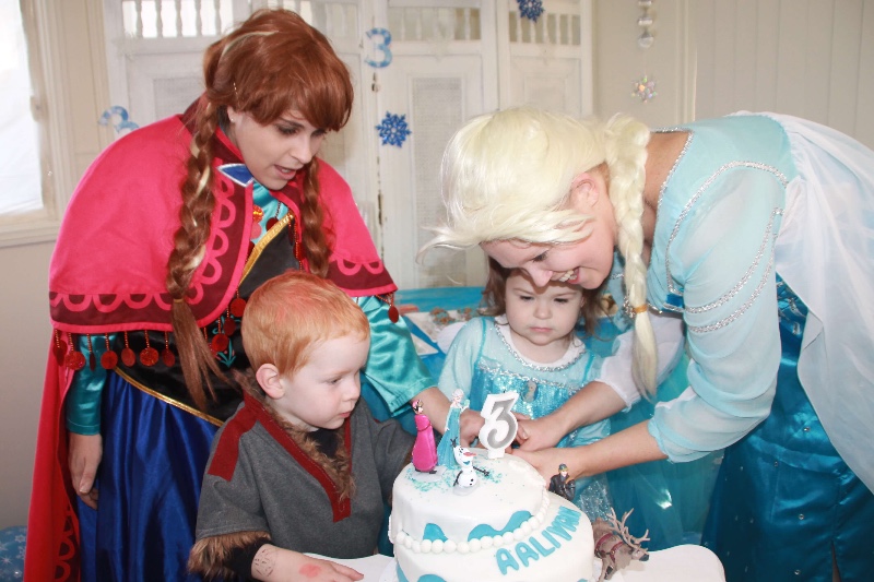 Elsa-Anna-with-cake-bending-compressed Elsa-Anna-with-cake-bending-compressed